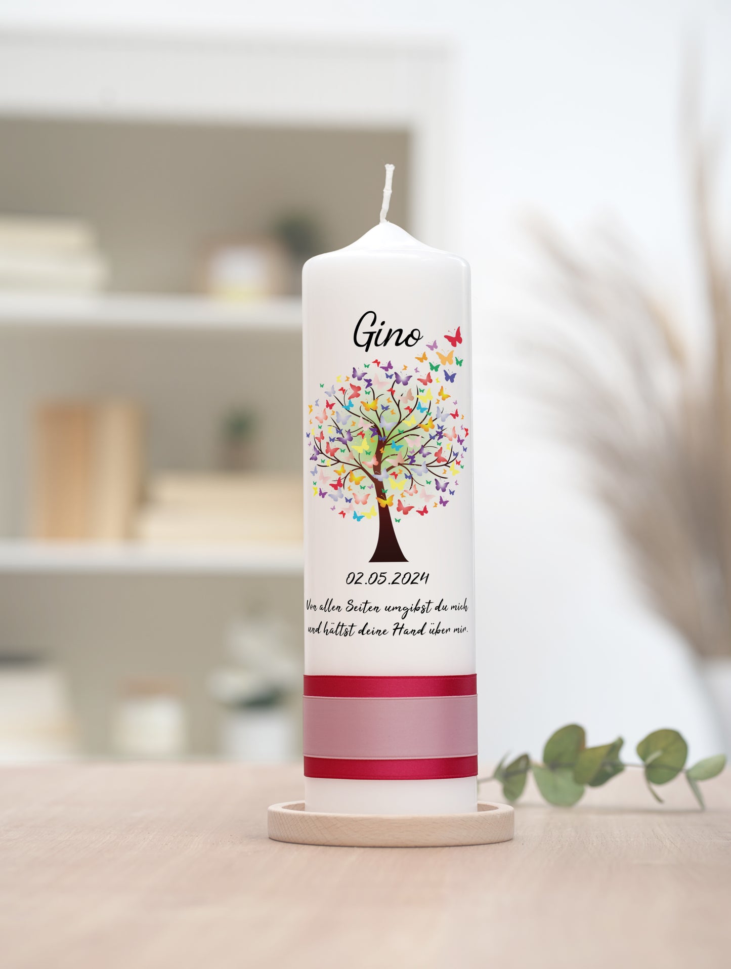 Taufkerze: Farbenspiel des Lebens – Grüner Baum und bunte Schmetterlinge