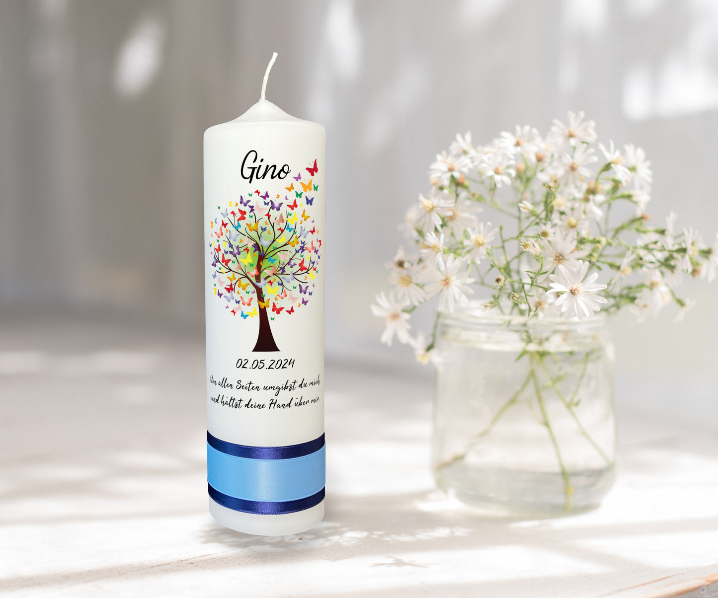 Taufkerze: Farbenspiel des Lebens – Grüner Baum und bunte Schmetterlinge