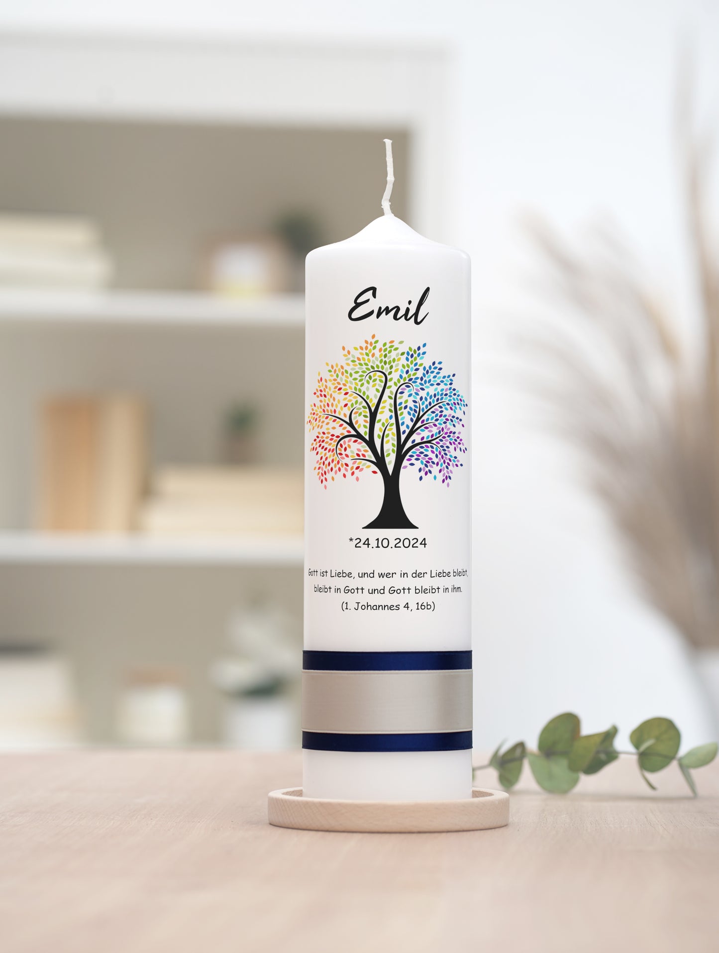 Taufkerze: Lebensbaum in Regenbogenfarben – Ein Kaleidoskop des Lebens
