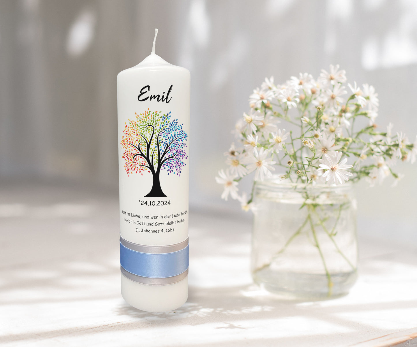 Taufkerze: Lebensbaum in Regenbogenfarben – Ein Kaleidoskop des Lebens