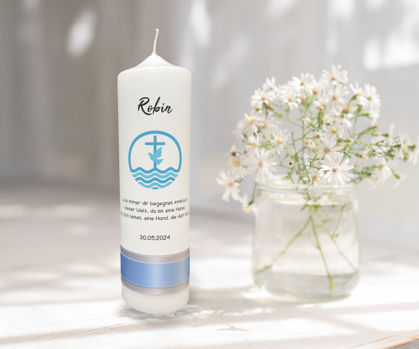 Taufkerze: Segenssymbole – Taube, Kreuz und Wasser