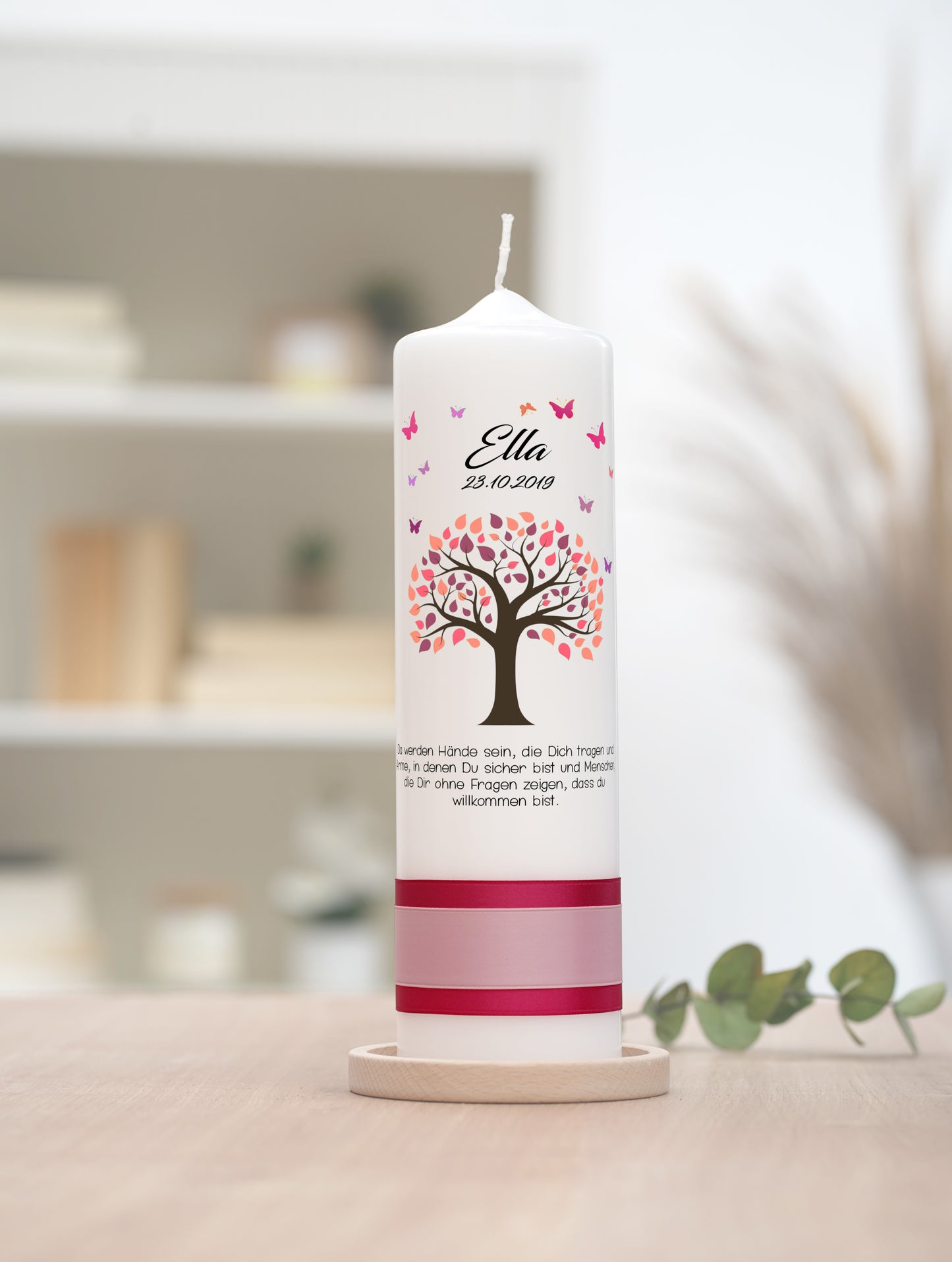 Taufkerze: Zartes Erblühen – Lebensbaum mit rosa Blättern und Schmetterlingen
