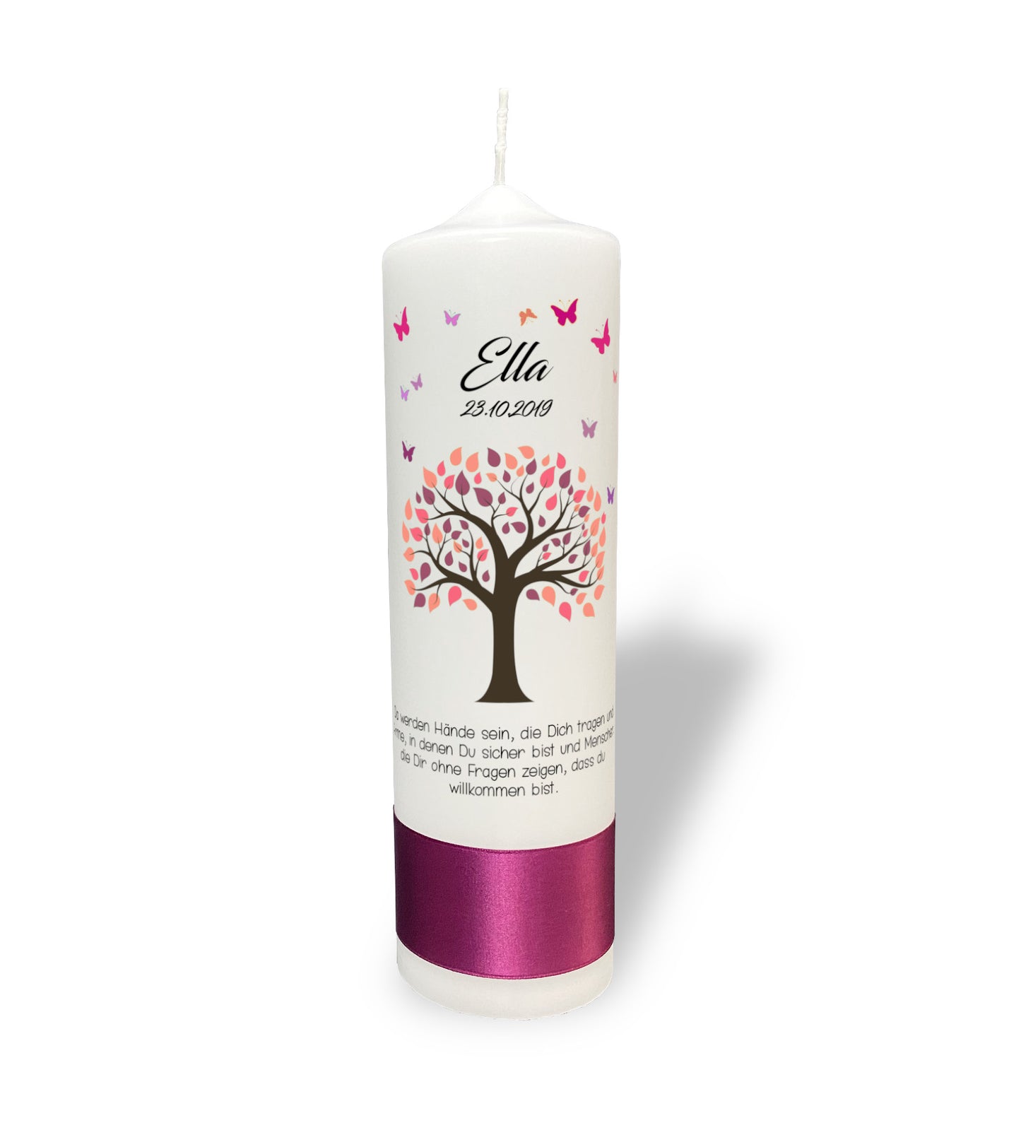 Taufkerze: Zartes Erblühen – Lebensbaum mit rosa Blättern und Schmetterlingen