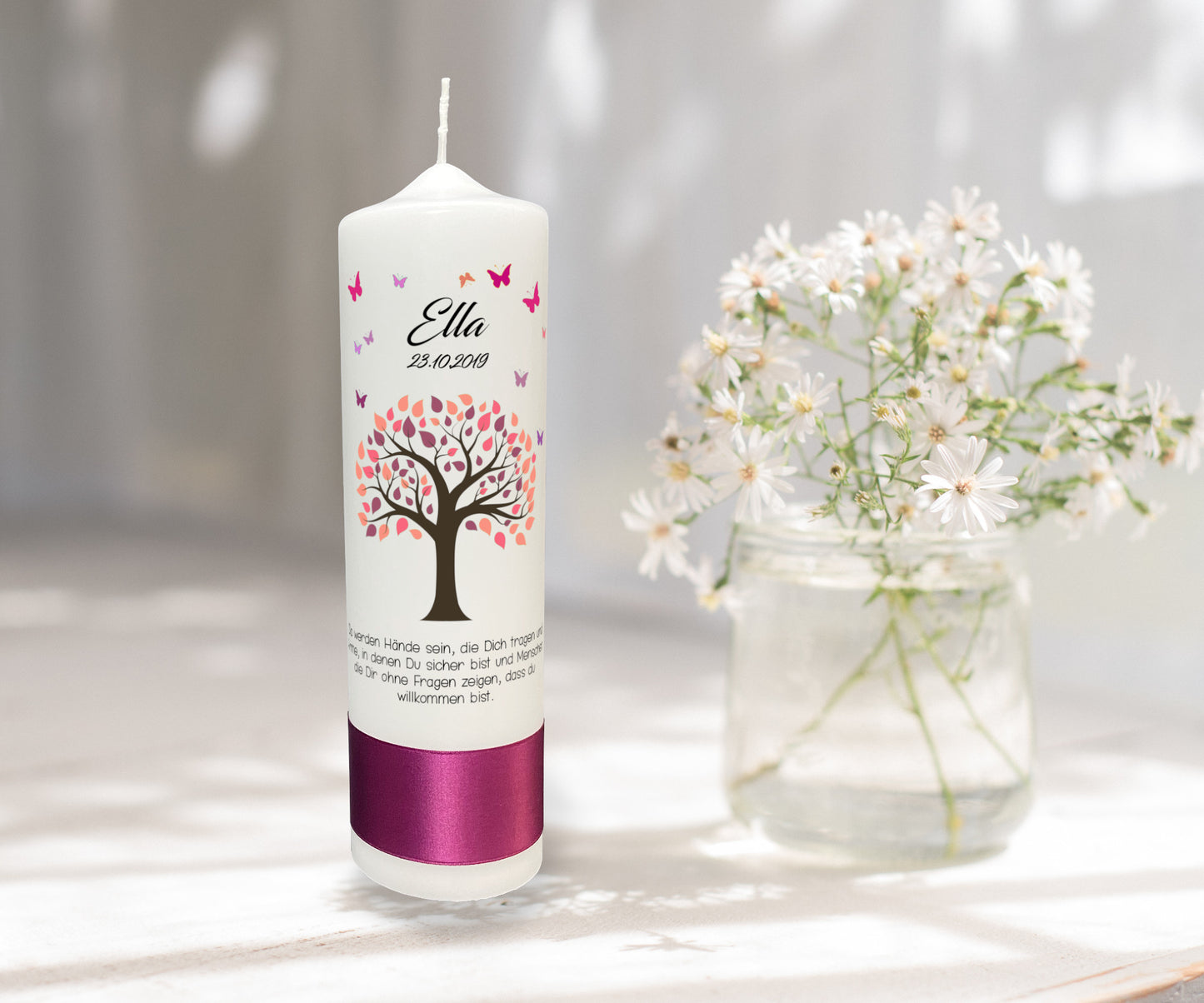 Taufkerze: Zartes Erblühen – Lebensbaum mit rosa Blättern und Schmetterlingen