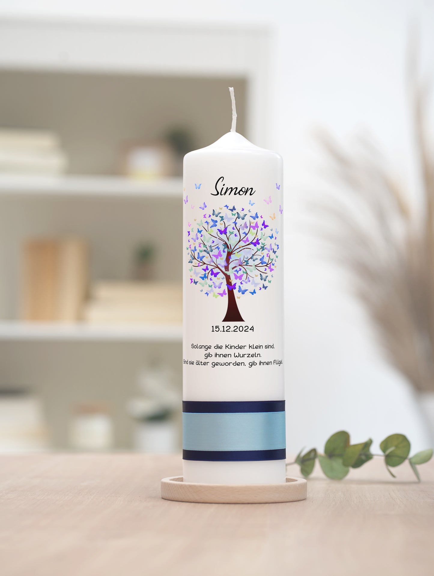 Taufkerze: Oase des Lebens – Türkisblauer Baum mit Schmetterlingen