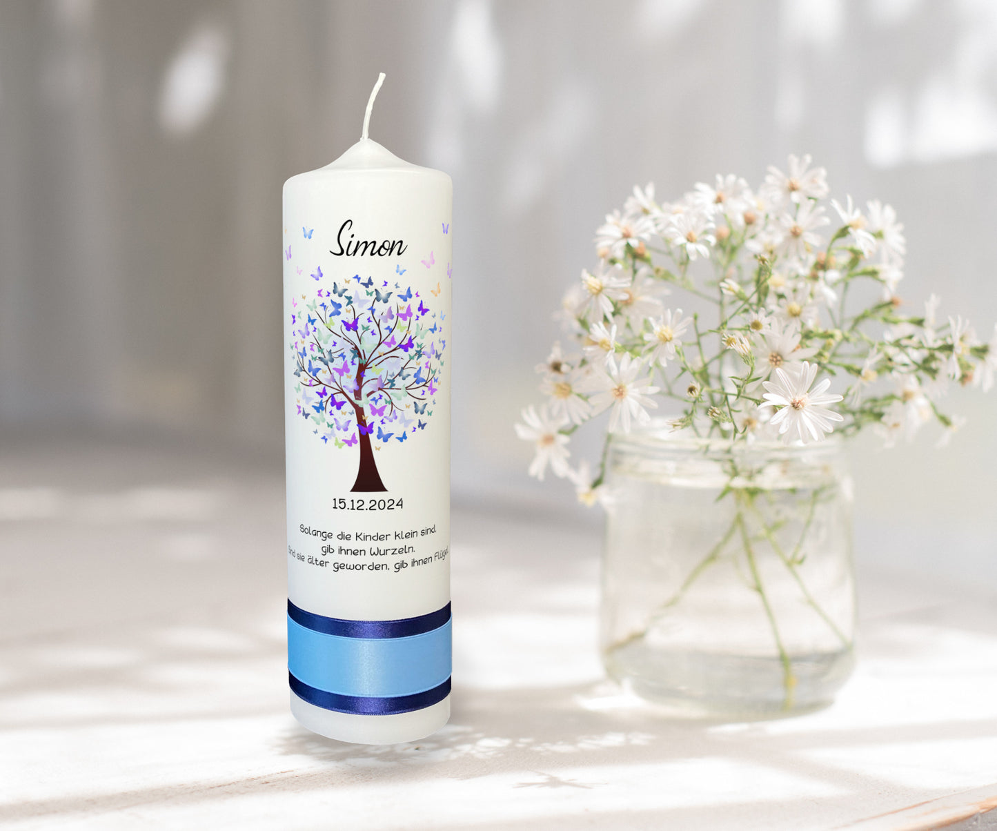 Taufkerze: Oase des Lebens – Türkisblauer Baum mit Schmetterlingen