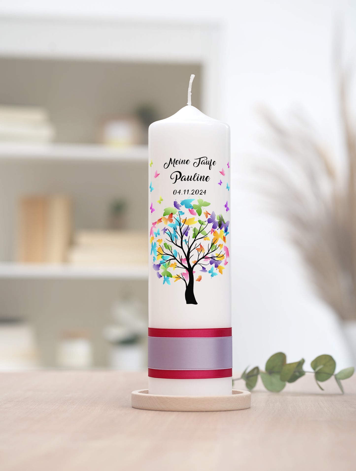 Taufkerze: Bunter Schmetterlingsflug am Lebensbaum