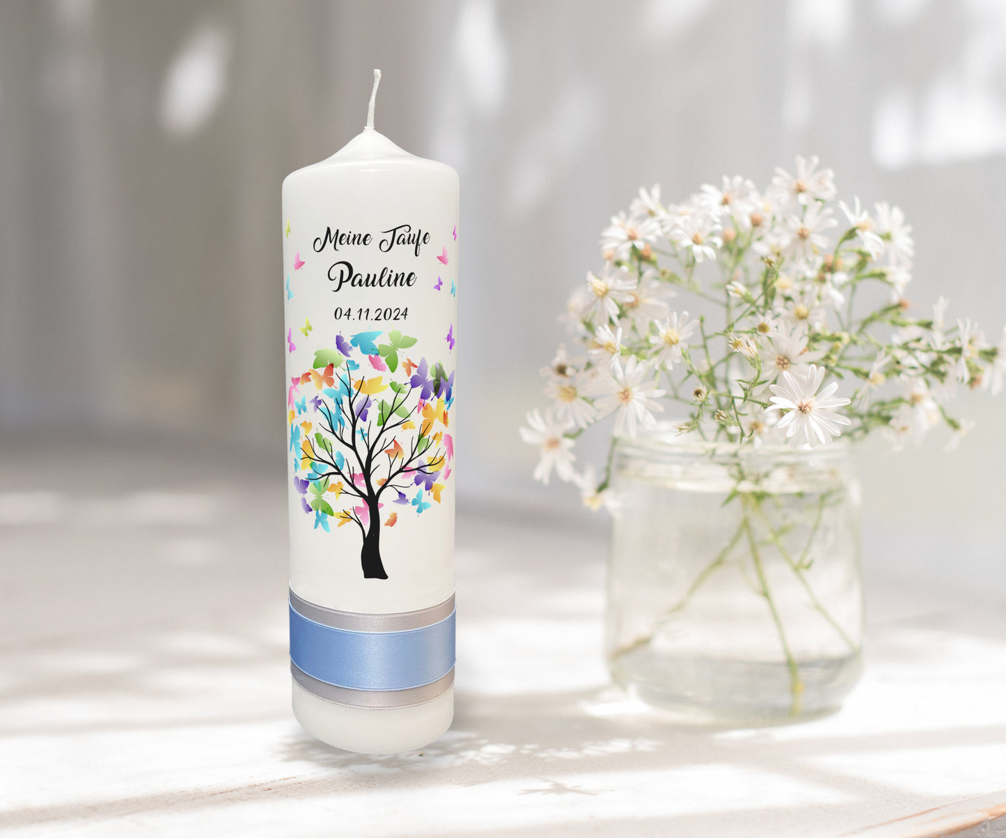 Taufkerze: Bunter Schmetterlingsflug am Lebensbaum