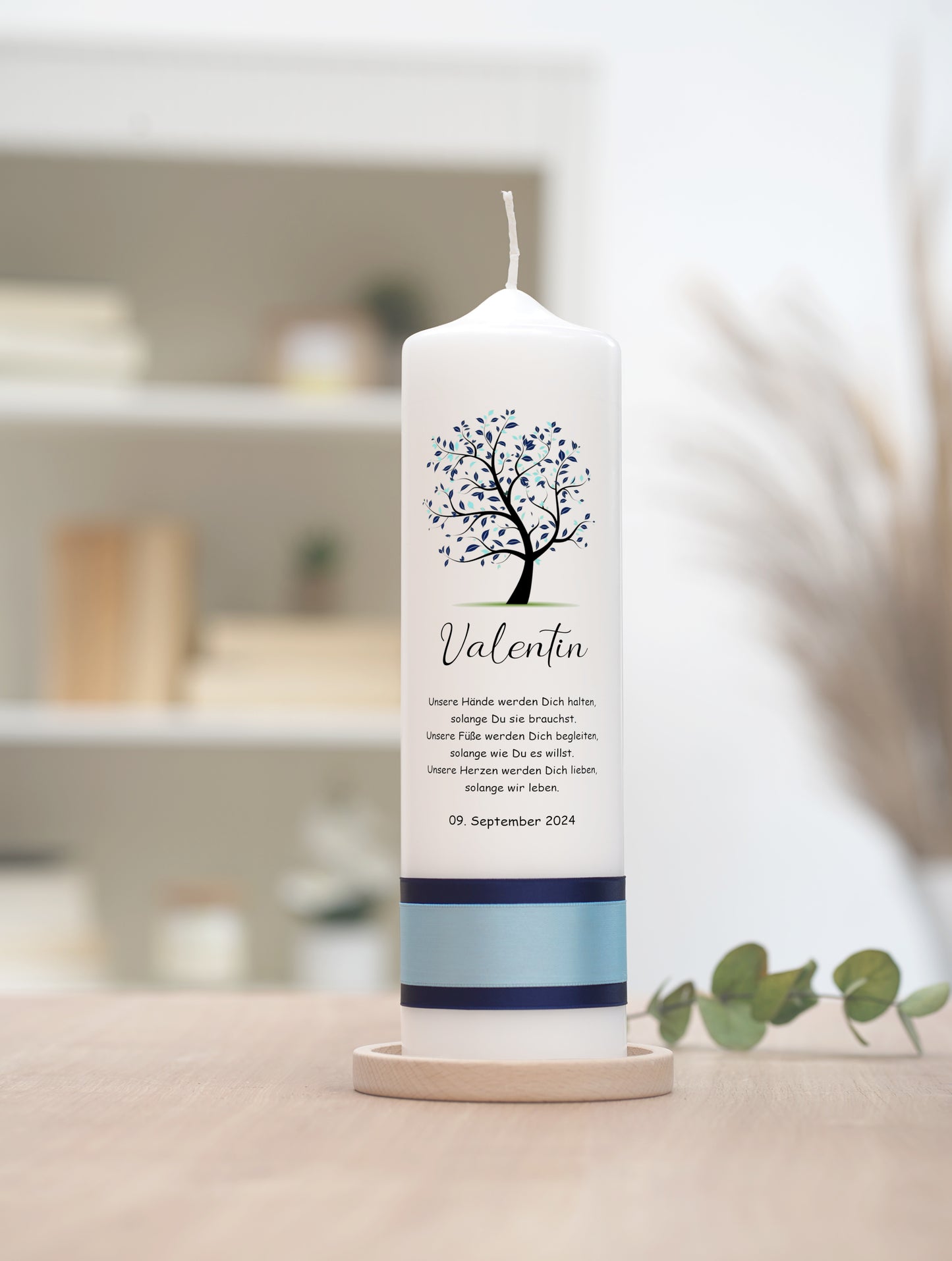 Taufkerze: Blaues Blattwerk des Lebensbaums – Ruhe und Stärke