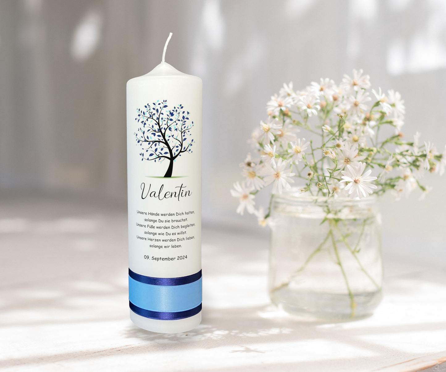 Taufkerze: Blaues Blattwerk des Lebensbaums – Ruhe und Stärke