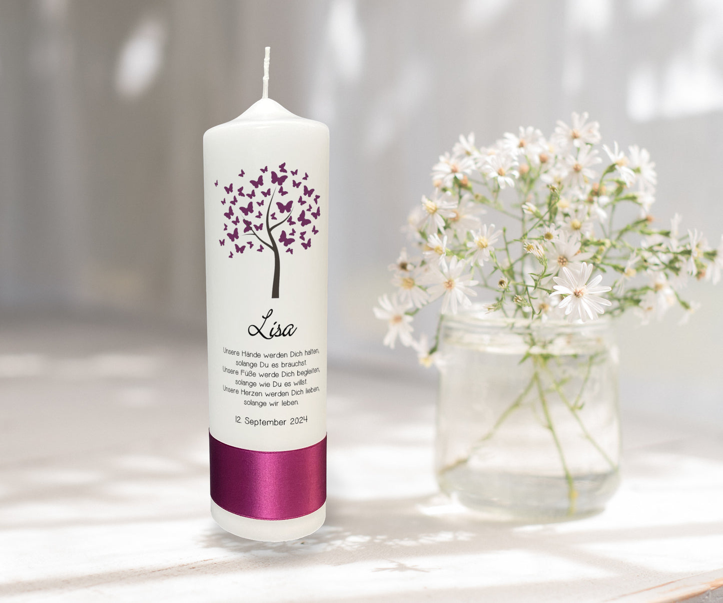Taufkerze: Lila Schmetterlingsflüsterer