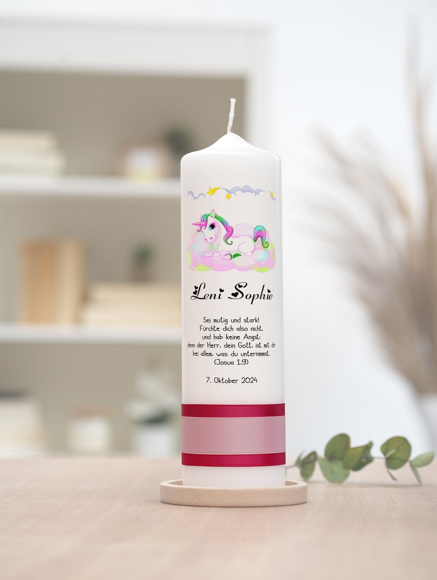 Taufkerze: Zauberhaftes Einhorn auf Wolkenbett