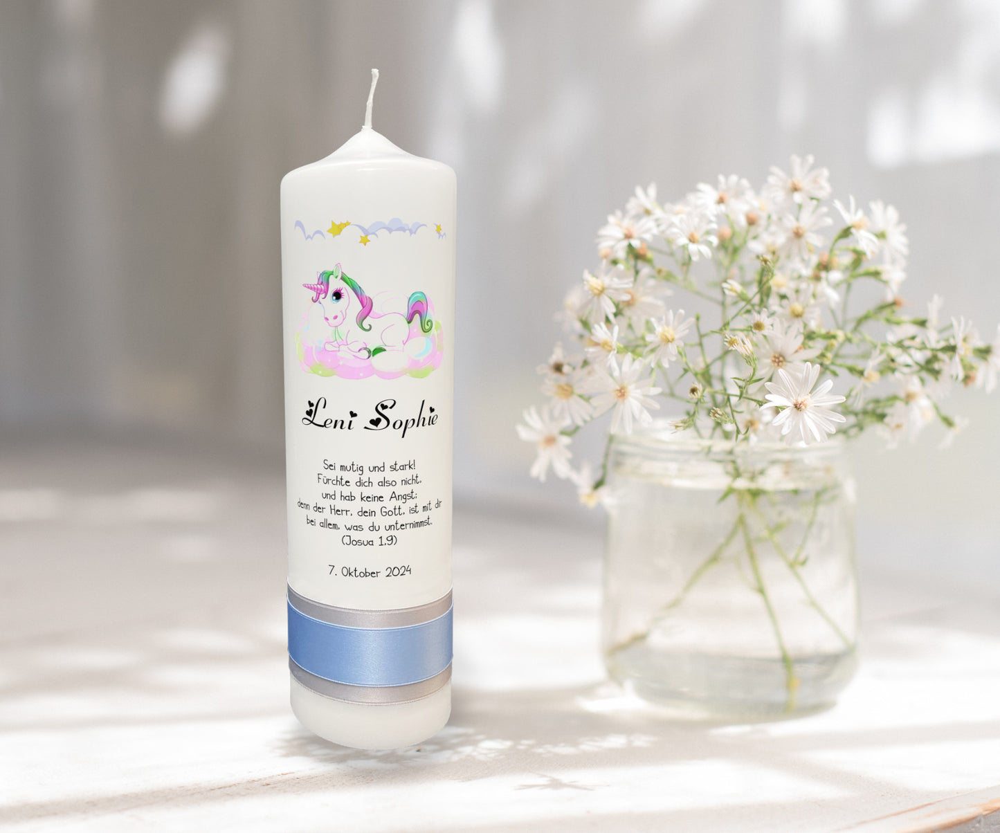 Taufkerze: Zauberhaftes Einhorn auf Wolkenbett
