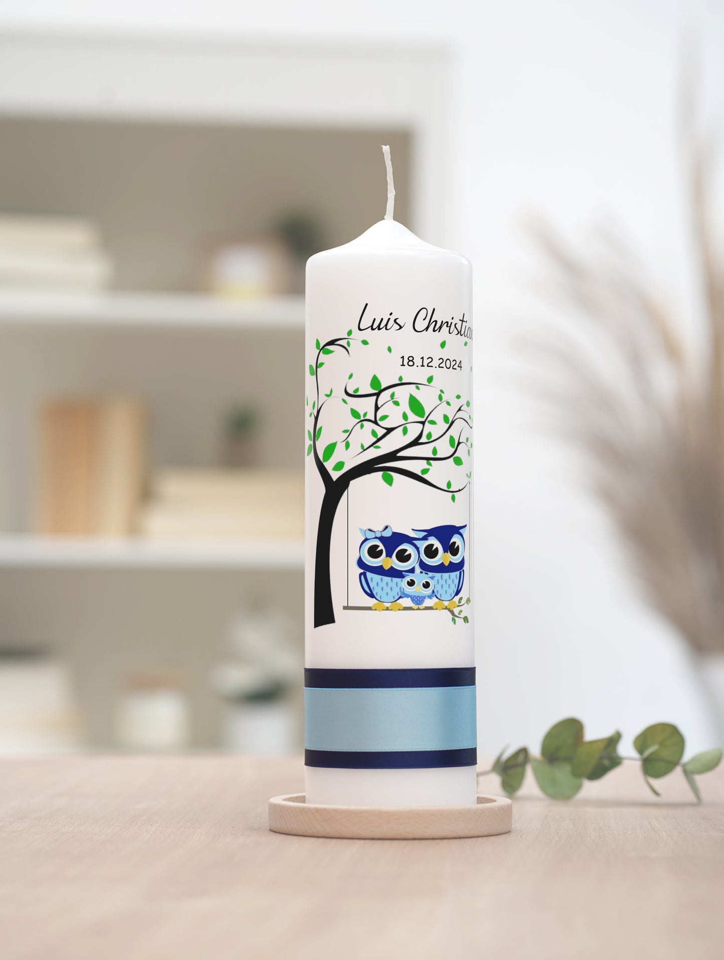 Taufkerze: Eulenfamilie unter dem Lebensbaum