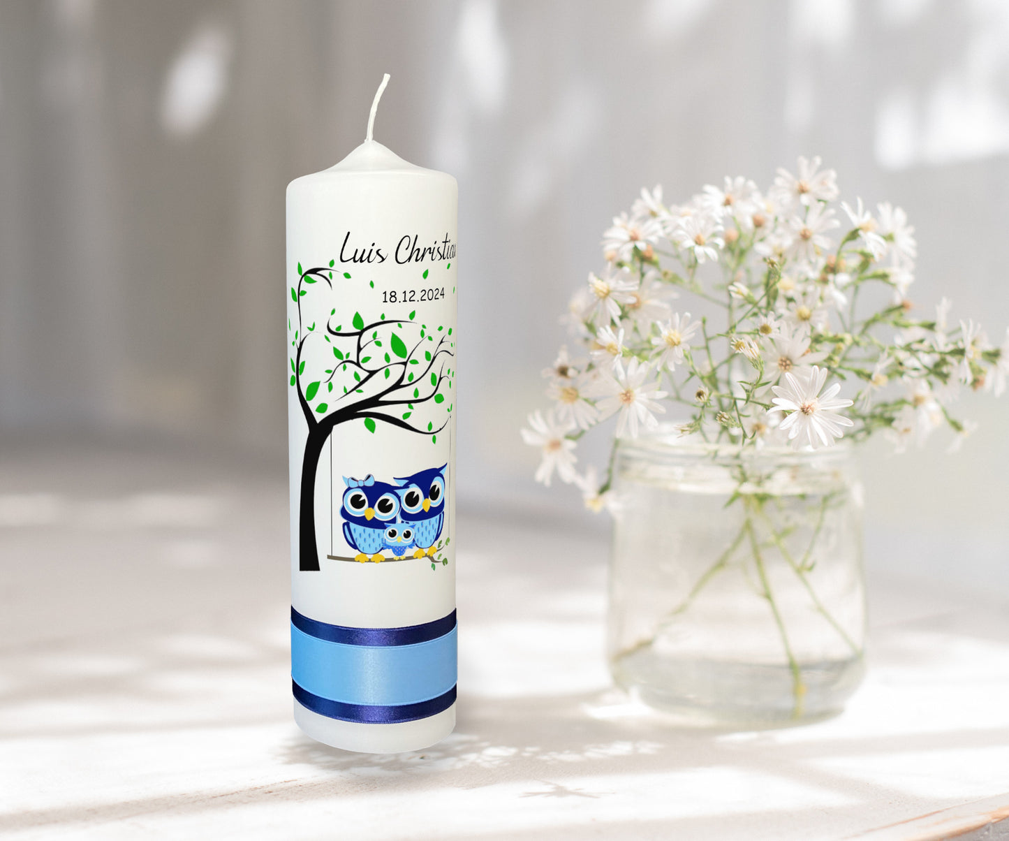 Taufkerze: Eulenfamilie unter dem Lebensbaum