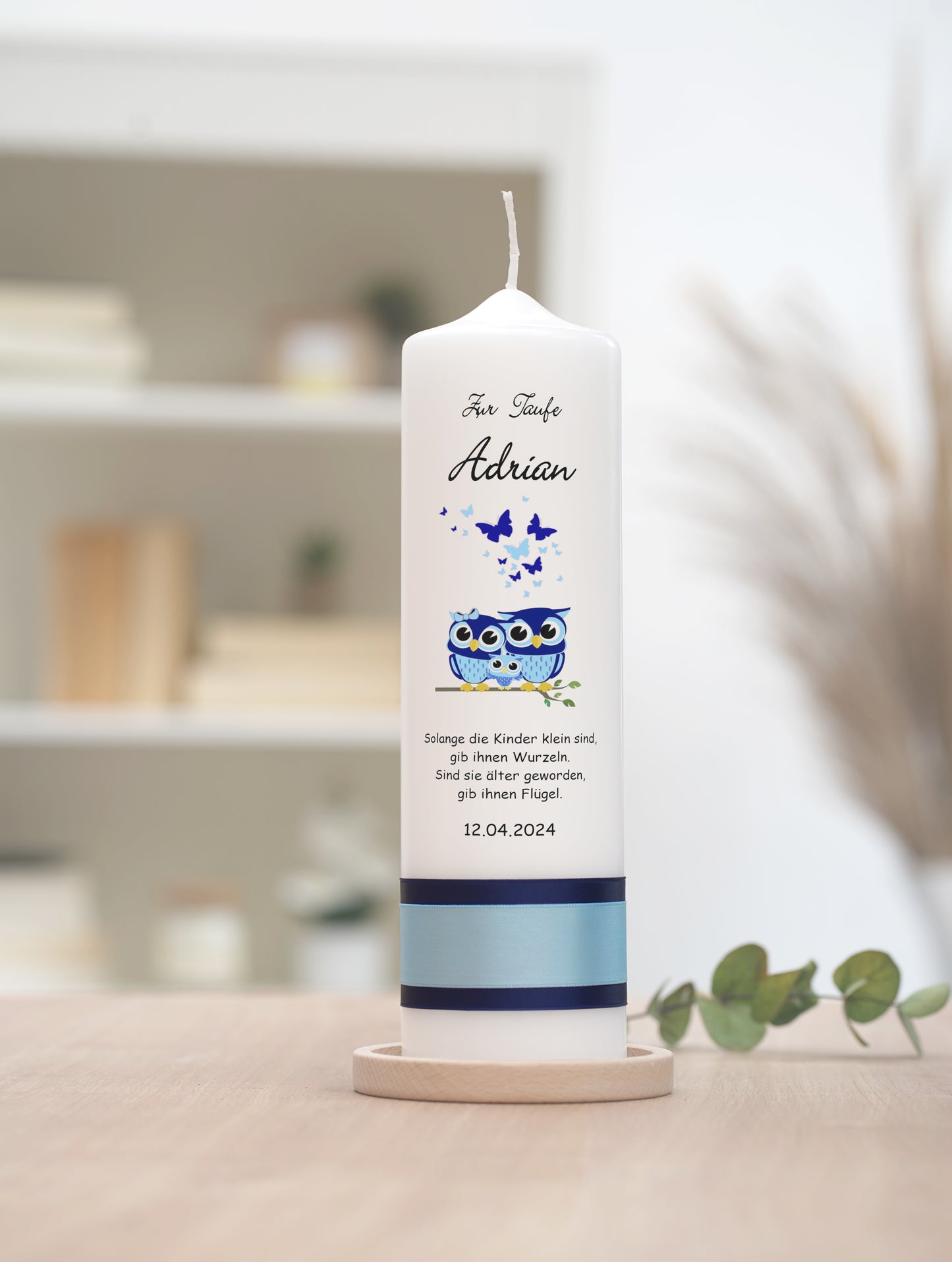 Taufkerze: Eulenweisheit und Schmetterlingsflug