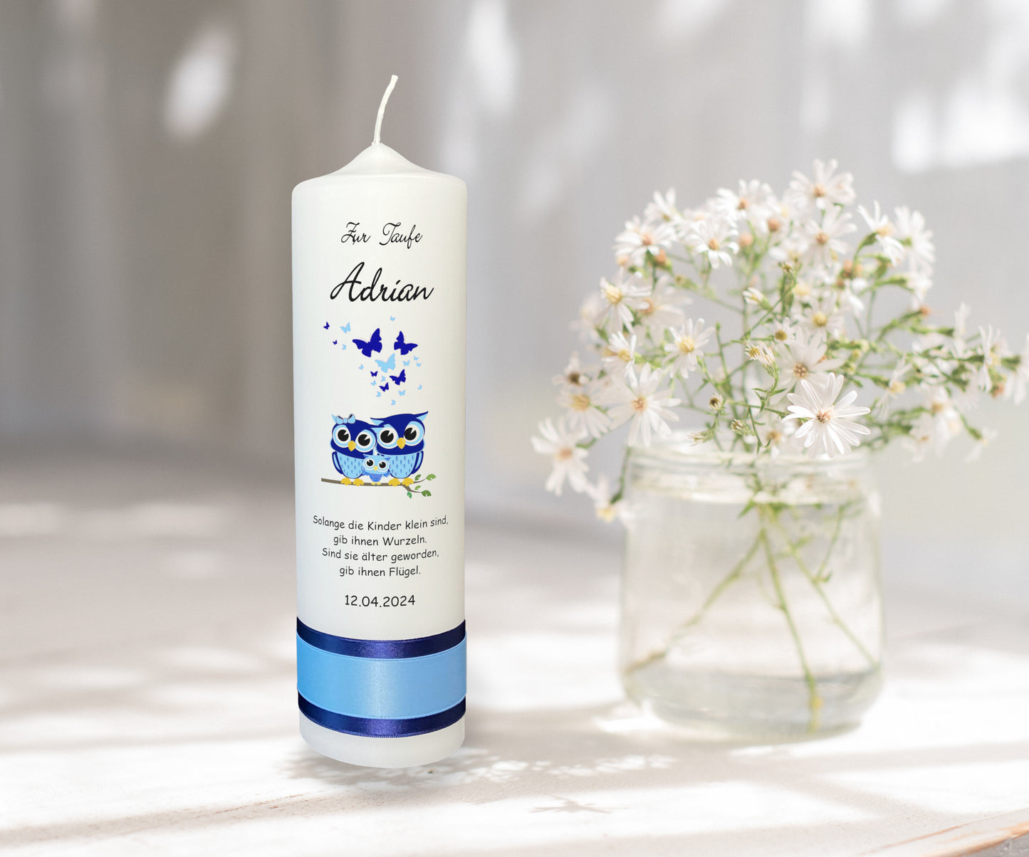 Taufkerze: Eulenweisheit und Schmetterlingsflug