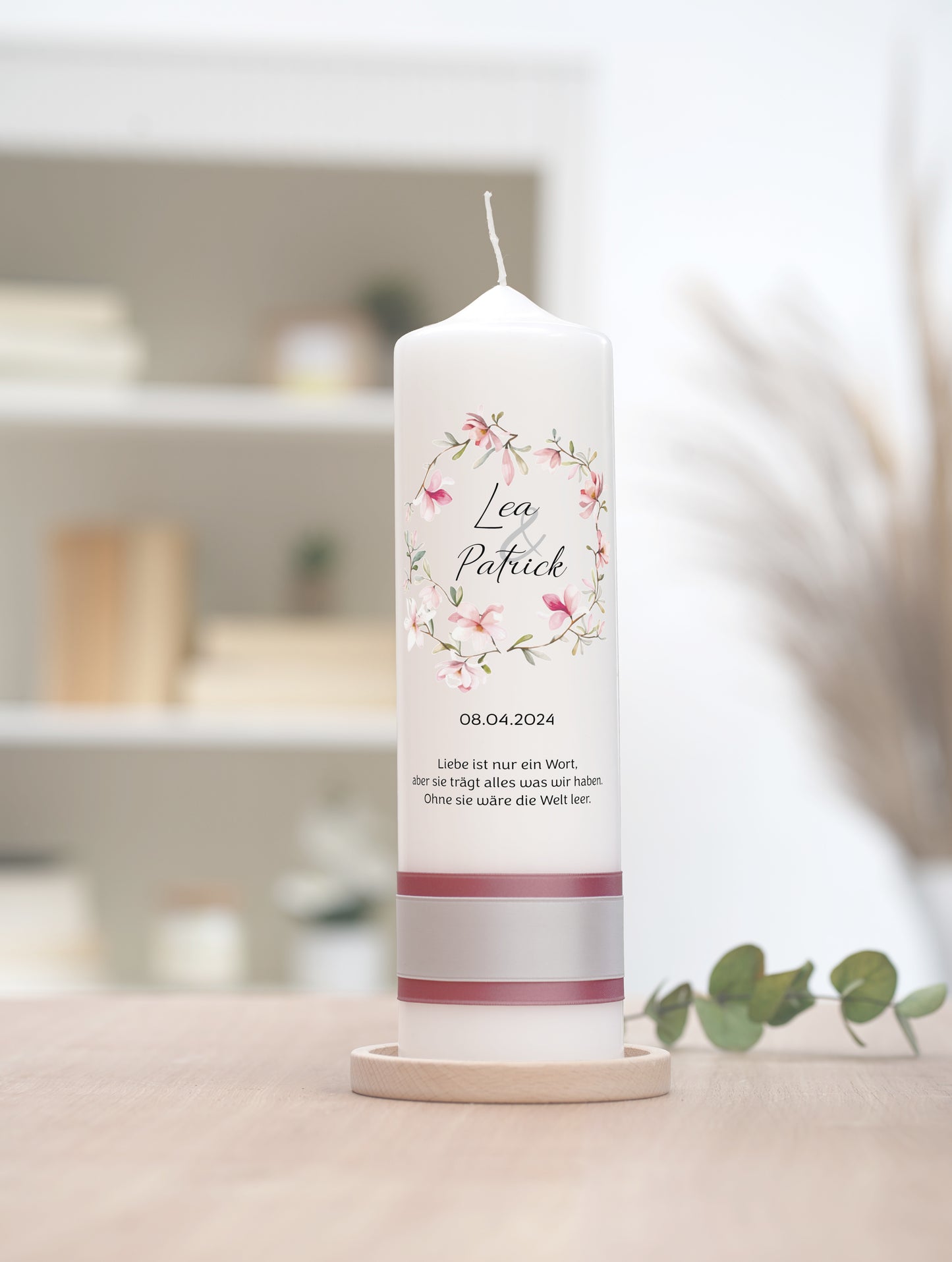 Hochzeitskerze: Romantische Hochzeitskerze mit zartem Blumenkranz