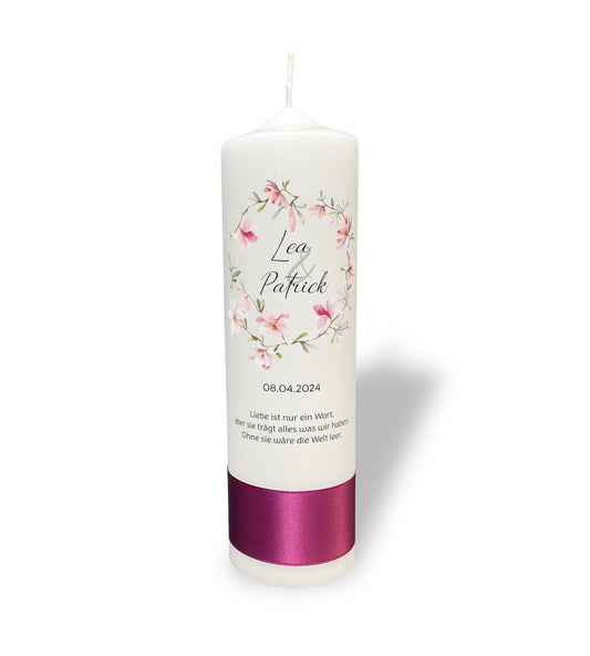 Hochzeitskerze: Romantische Hochzeitskerze mit zartem Blumenkranz